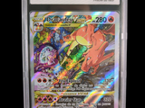 une image d'une carte Pokémon dans un étui en plastique