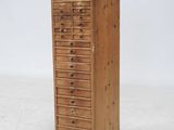 une image représentant une grande armoire en bois avec des tiroirs et des tiroirs