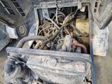 un moteur de camion très rouillé