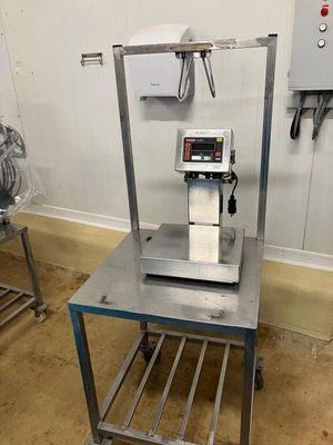 une machine posée sur une table dans une pièce
