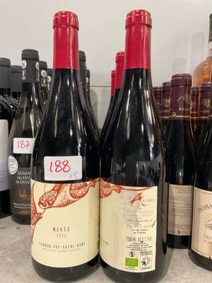 plusieurs bouteilles de vin sont alignées sur un comptoir