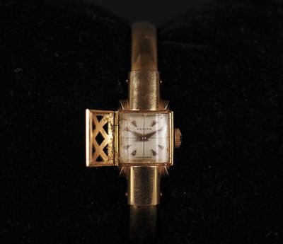 une image représentant une montre-bracelet en or au cadran carré