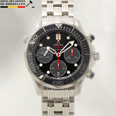gros plan d'une montre sur fond blanc