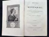un livre ouvert sur lequel figure le portrait d'un homme de profil