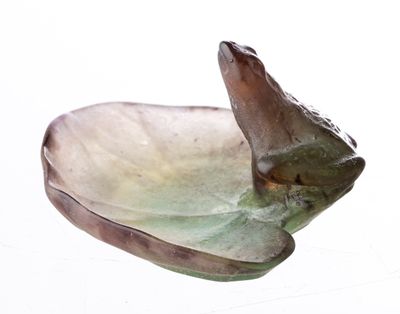 un saladier en verre orné d'un poisson, posé sur une table