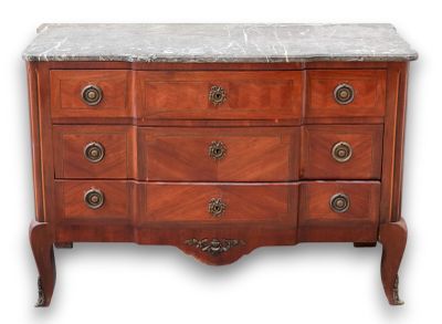 une commode à dessus en marbre avec un dessus en marbre