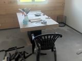 une pièce dans laquelle se trouvent un bureau et une chaise