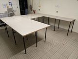 une pièce dans laquelle se trouvent des tables et des chaises vides