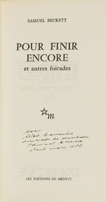 un livre ouvert sur lequel figure l'image en noir et blanc d'un oiseau