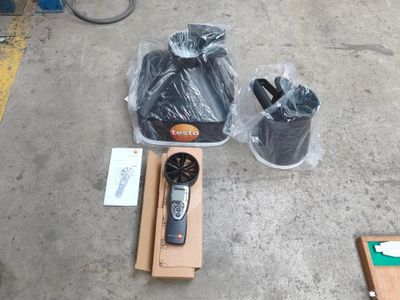 une télécommande posée par terre à côté d'une boîte