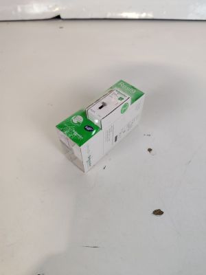 une brique de lait posée par terre à côté d'une souris