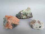 trois pierres de couleurs différentes posées sur une surface blanche