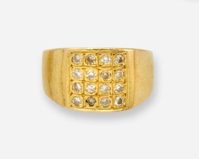 gros plan d'une bague en or avec des diamants sur fond blanc