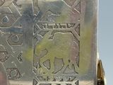 une assiette en argent sur laquelle est représenté un éléphant