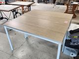 une table placée au milieu d'une pièce
