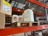 Les cartons et les conteneurs sont empilés sur une palette dans un entrepôt