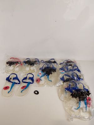 beaucoup de barrettes et de ciseaux sur la table