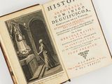 un vieux livre sur lequel figure l'image d'un homme debout devant une cheminée