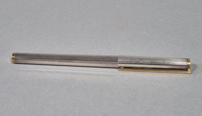 DUPONT Paris Stylo plume en métal chromé strié et doré, plum…
