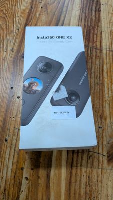emballage d'une console de jeux Nintendo Wii posée sur une table en bois