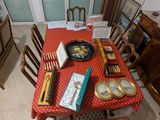 une table recouverte d'une nappe rouge