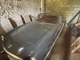 une voiture garée dans un garage, près d'un mur