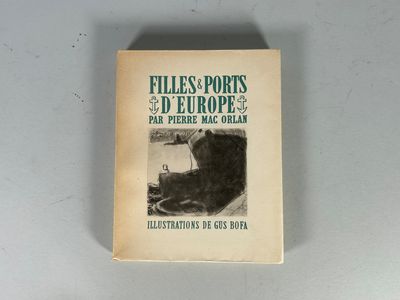 un vieux livre posé sur une table à côté d'un mur blanc