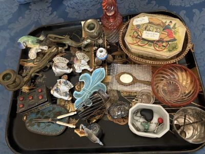 un plateau sur lequel sont disposés de nombreux objets anciens