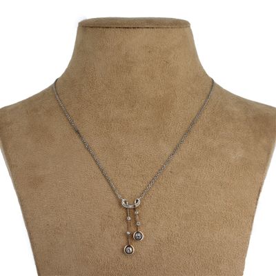 gros plan d'un torse de mannequin portant un collier