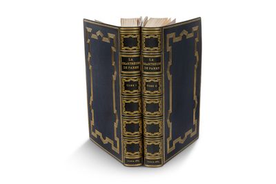 un livre ouvert, avec des bordures dorées et une couverture bleue