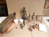 un grand nombre d'objets posés sur une table