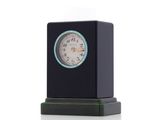 une horloge noire avec un cadran bleu sur un fond blanc