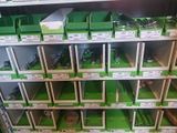 de nombreuses boîtes vertes et blanches sur les rayons d'un magasin