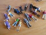 de nombreuses figurines représentant des personnes assises sur une table