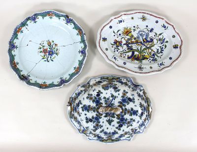 LOT de FAIENCES à décor en polychromie, comprenant un couver…