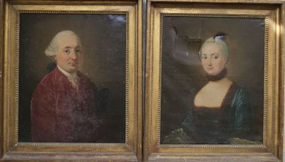 une paire de portraits représentant un homme et une femme vêtue d'une robe verte