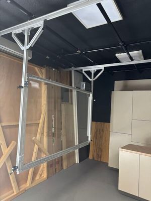 une photo d'un garage avec beaucoup de bois