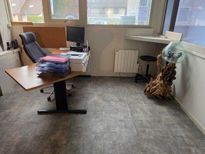 un bureau avec une chaise et un ordinateur dessus