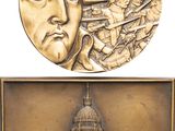 médaille de bronze représentant un homme portant un casque, avec un bâtiment en arrière-plan