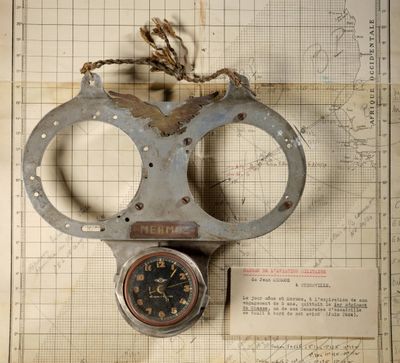 une horloge accrochée au mur à côté d'une paire de menottes