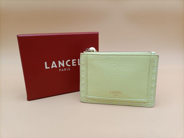LANCEL - Porte-monnaie piquet sellier en cuir vert anis. Dans sa 