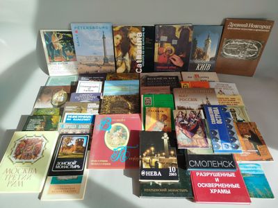 un grand nombre de livres posés sur une table