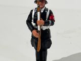 une figurine représentant un homme en uniforme tenant une épée