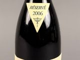 une bouteille de vin posée sur une table
