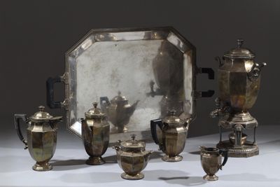un plateau en argent avec des tasses en argent et un miroir
