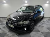 La Volkswagen Golf noire est garée dans le garage.