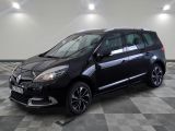 La voiture noire est garée sur un sol en carrelage à damier.