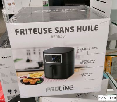 une boîte de nourriture posée sur une table