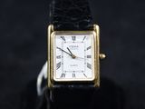 gros plan d'une montre avec des chiffres romains sur le cadran