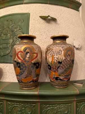 deux vases posés sur une étagère verte